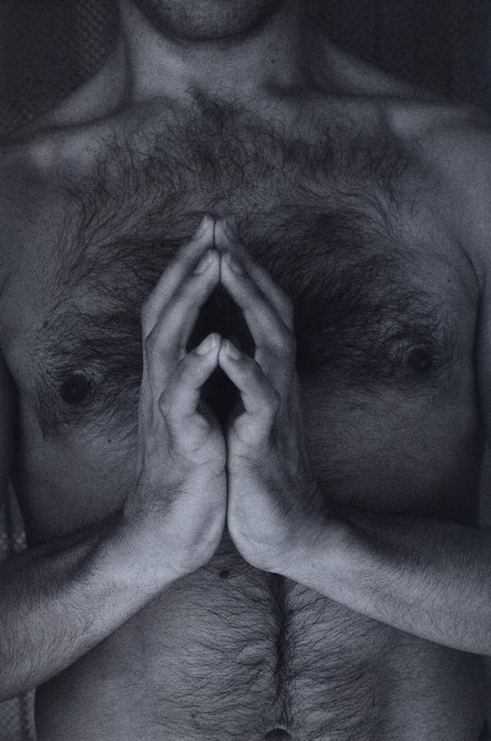 西方人,一个人,站,竖图,黑白,室内,特写,白天,正面,欧洲,欧洲人,仅一个男性,仅一个人,阴影,黑色背景,光线,影子,祝福,注视,裸露,虔诚,仅一个年轻男性,阳光,观察,看,祈祷,双手合十,站着,身体,摄影,影棚,观看,察看,毛发,关注,感谢,胸毛,裸,合十礼,合掌礼,合十,莲华合掌,感恩,男人,男性,年轻男性,白种人,站立,半身,影棚拍摄,拍摄,身材,身段