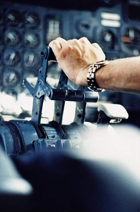 西方人,手,一个人,飞行员,坐,竖图,俯视,室内,特写,白天,机器,欧洲,欧洲人,仅一个男性,仅一个人,一排,阴影,整齐,并列,并排,时间,光线,时钟,手表,影子,计时,排列,仅一个年轻男性,钟表,手部,机械,表,手柄,操纵,腕表,操作,队列,驾驭,平行,利用,把持,支配,仪表,男人,男性,年轻男性,白种人,飞行人员,钟,坐着,半身,彩图,高角度拍摄