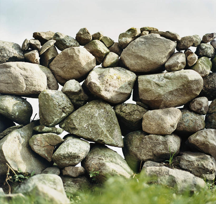 无人,横图,室外,白天,正面,旅游,度假,草地,草坪,石头,美景,植物,一堆,阴影,堆叠,堆积,缝隙,裂缝,光线,石子,影子,景观,云,云朵,云彩,娱乐,草,绿色,白云,天空,阳光,自然,天,享受,休闲,景色,放松,堆,自然风光,漏洞,石块,岩石,彩图