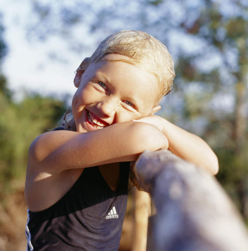 西方人,儿童,一个人,站,竖图,室外,白天,正面,旅游,度假,纯洁,美景,植物,叶子,欧洲,欧洲人,仅一个女性,仅一个人,阴影,朦胧,模糊,光线,背心,木头,影子,景观,云,云朵,绿叶,云彩,娱乐,树,树木,小孩,蓝色,绿色,白云,蓝天,天空,阳光,自然,天,趴着,站着,仅一个小孩,享受,休闲,嫩叶,景色,放松,可爱,童年,童趣,生长,成长,自然风光,童真,烂漫,无邪,天真,女孩,女人,女性,白种人,孩子,叶,叶片,趴,站立,半身,彩图,女生,木杆