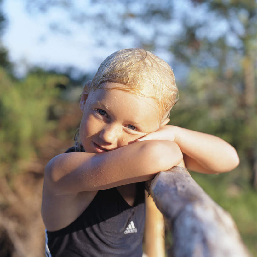 西方人,儿童,一个人,站,竖图,室外,白天,正面,旅游,度假,纯洁,美景,植物,叶子,欧洲,欧洲人,仅一个女性,仅一个人,阴影,朦胧,模糊,光线,背心,木头,影子,景观,云,云朵,绿叶,云彩,娱乐,树,树木,小孩,蓝色,绿色,白云,蓝天,天空,阳光,自然,天,趴着,站着,仅一个小孩,享受,休闲,嫩叶,景色,放松,可爱,童年,童趣,生长,成长,自然风光,童真,烂漫,无邪,天真,女孩,女人,女性,白种人,孩子,叶,叶片,趴,站立,半身,彩图,女生,木杆