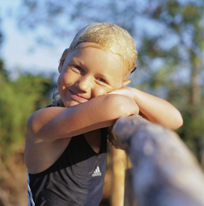 西方人,儿童,一个人,站,竖图,室外,白天,正面,旅游,度假,纯洁,美景,植物,叶子,欧洲,欧洲人,仅一个女性,仅一个人,阴影,朦胧,模糊,光线,背心,木头,影子,景观,云,云朵,绿叶,云彩,娱乐,树,树木,小孩,蓝色,绿色,白云,蓝天,天空,阳光,自然,天,趴着,站着,仅一个小孩,享受,休闲,嫩叶,景色,放松,可爱,童年,童趣,生长,成长,自然风光,童真,烂漫,无邪,天真,女孩,女人,女性,白种人,孩子,叶,叶片,趴,站立,半身,彩图,女生,木杆