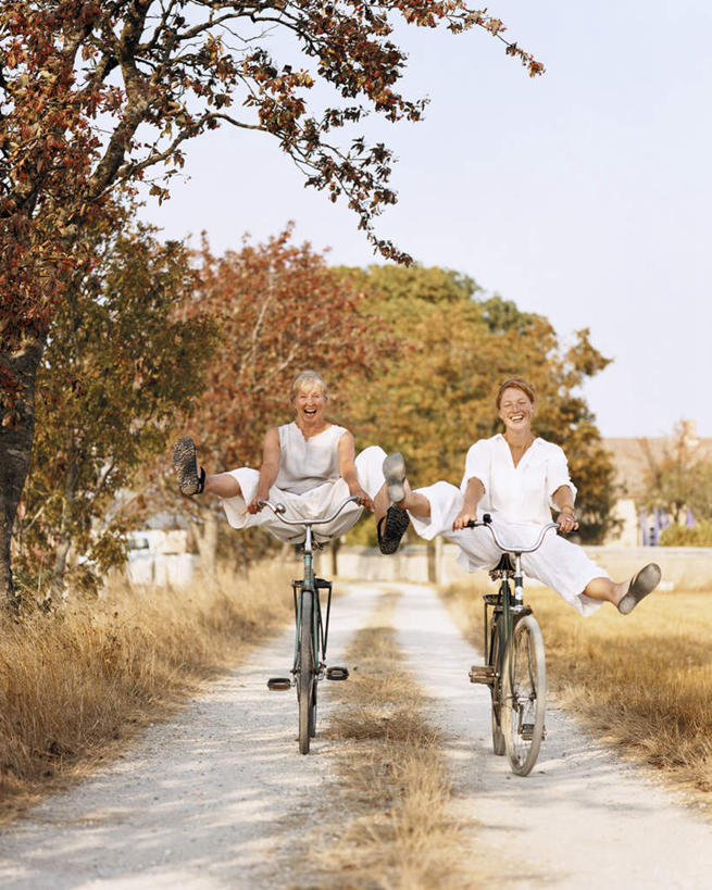 西方人,两个人,坐,竖图,室外,白天,正面,旅游,度假,美景,植物,道路,路,公路,自行车,叶子,欧洲,欧洲人,两辆,阴影,枯萎,光线,影子,景观,云,云朵,枯草,绿叶,交通,云彩,抬腿,娱乐,车,脚踏车,草,树,树木,黄色,蓝色,绿色,白云,蓝天,天空,阳光,自然,交通工具,天,享受,休闲,嫩叶,景色,放松,花样,生长,成长,自然风光,载具,骑行,女人,女性,中年女性,白种人,叶,叶片,马路,坐着,彩图,全身