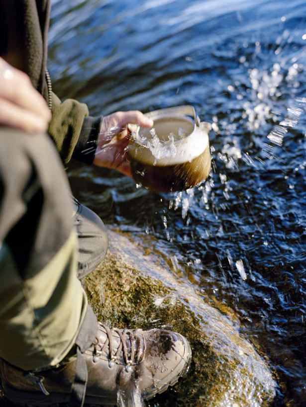 西方人,一个人,蹲,竖图,俯视,室外,白天,旅游,度假,湖,湖泊,石头,美景,水,鞋子,欧洲,欧洲人,仅一个男性,仅一个人,仅一个中年男性,握,阴影,光线,石子,影子,湖面,景观,水流,水面,咖啡壶,拿,拿着,娱乐,靴子,水壶,一个,一只,阳光,自然,湖水,享受,休闲,景色,放松,握着,单个,舀水,自然风光,男人,男性,中年男性,白种人,石块,岩石,蹲着,半身,彩图,高角度拍摄