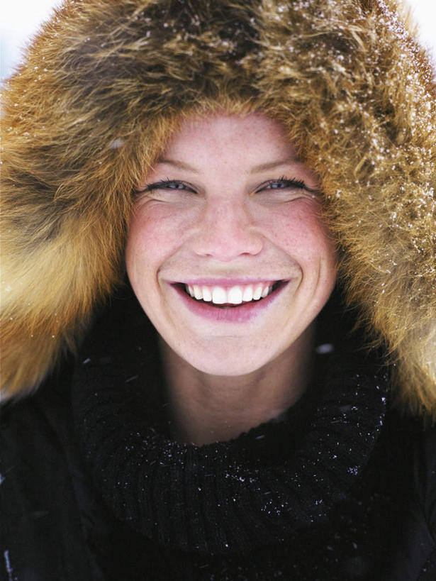 西方人,一个人,站,笑,微笑,露齿笑,竖图,室外,特写,白天,正面,帽子,欧洲,欧洲人,仅一个年轻女性,仅一个女性,仅一个人,朦胧,模糊,装饰,注视,观察,看,站着,温暖,观看,保暖,点缀,察看,御寒,关注,衬托,美观,一顶,棉帽,雷锋帽,年轻女性,女人,女性,白种人,站立,半身,彩图