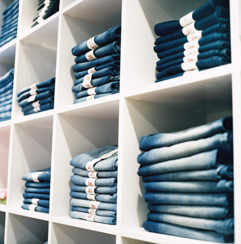 无人,商店,竖图,室内,白天,正面,购物,消费,超市,一堆,许多,阴影,堆叠,堆积,裤子,透明,光线,影子,置物架,牛仔裤,架子,蓝色,阳光,衣柜,金融,百货,堆,服装店,陈列架,选购,贸易,百货公司,服饰店,血拼,理智,沉静,冷色,高深,冷淡,搁架,彩图,购物商场,购物中心,商业中心