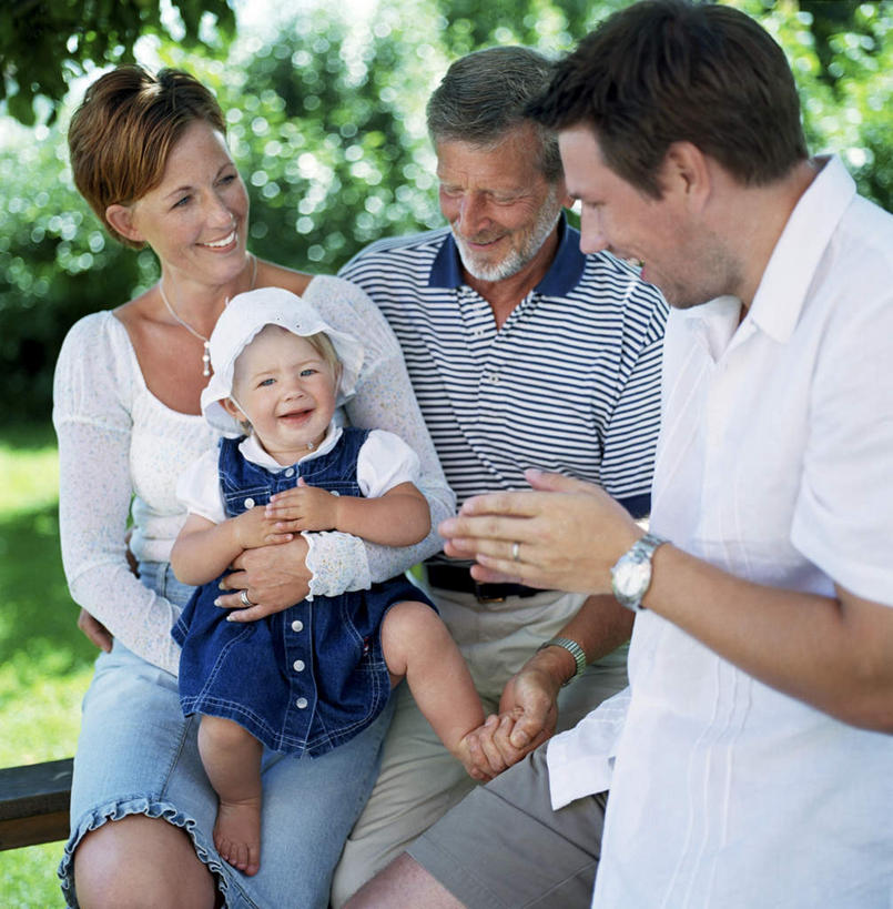 西方人,儿童,老年人,四个人,夫妻,母亲,父亲,女儿,祖母,祖父,三代同堂,站,坐,抱,竖图,室外,白天,正面,爱情,旅游,度假,纯洁,草地,草坪,美景,植物,叶子,欧洲,欧洲人,阴影,光线,影子,景观,绿叶,浪漫,娱乐,祖孙三代,草,树,树木,小孩,蓝色,绿色,蓝天,天空,阳光,自然,天,站着,享受,休闲,温暖,温馨,父女,母女,嫩叶,景色,恩爱,放松,父爱,可爱,母爱,童年,童趣,恋人,生长,奶奶,爷爷,成长,抱着,祖孙,和睦,搂着,自然风光,童真,烂漫,无邪,外婆,外孙女,外祖母,外公,外祖父,天真,老年男性,老年女性,男人,男性,年轻男性,年轻女性,女孩,女人,女性,白种人,孩子,年轻人,夫妇,情侣,全家福,孙女,叶,叶片,怀抱,搂,搂抱,相抱,拥抱,站立,坐着,半身,彩图,伴侣,融洽,女生,爸爸,多代同堂,妈妈,木杆