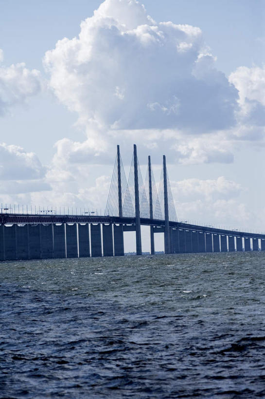无人,竖图,室外,白天,正面,度假,海浪,海洋,美景,城市风光,城市,道路,路,路灯,公路,照明,瑞典,欧洲,景观,浪花,云,云朵,高架,灯光,交通,云彩,娱乐,灯,蓝色,白云,蓝天,天空,海水,天,享受,休闲,景色,放松,晴朗,照亮,照明设备,斯堪的纳维亚,北欧,斯堪的纳维亚半岛,高架桥,海景,高架道路,跨线桥,首府,马尔默,瑞典王国,斯科讷省,斯科讷,大海,风浪,海,海水的波动,近岸浪,涌浪,晴空,彩图