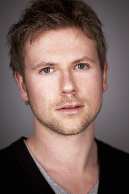 西方人,一个人,竖图,室内,白天,正面,欧洲,欧洲人,仅一个男性,仅一个人,阴影,灰色背景,服装,光线,影子,灯光,注视,休闲装,仅一个年轻男性,衣服,观察,看,休闲,休闲服,忧伤,摄影,服饰,影棚,观看,察看,难过,关注,忧郁,男人,男性,年轻男性,白种人,半身,彩图,影棚拍摄,拍摄,哀伤