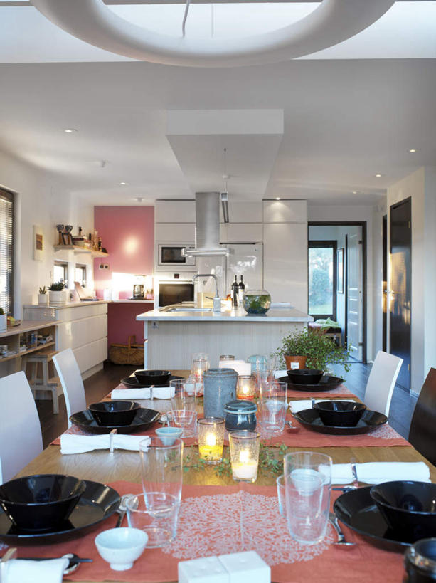 无人,家,竖图,室内,白天,正面,厨房,桌面,桌子,杯子,餐具,一张,阴影,装饰,光线,木制,布料,碟子,盘,影子,陶瓷,房屋,墙,屋子,灯光,陶瓷制品,布纹,楼房,墙壁,墙面,住宅,玻璃制品,桌布,黑色,盘子,餐巾,木制品,容器,水杯,碟,台布,碗,储藏,华丽,修饰,点缀,恐怖,储存,沉默,不祥,悲哀,衬托,美观,雅致,雅观,中间色,消亡,罪恶,玻璃杯,彩图,房子,灶间,贮存