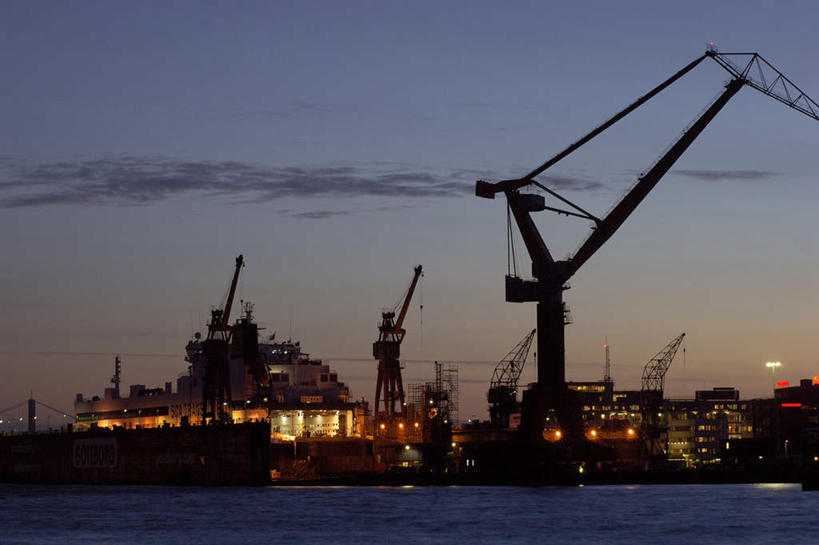 无人,横图,室外,白天,仰视,度假,技术,海浪,海洋,美景,城市风光,城市,建筑,瑞典,欧洲,阴影,光线,影子,景观,浪花,云,云朵,灯光,云彩,娱乐,设备,吊车,施工,蓝色,白云,蓝天,天空,海水,交通工具,天,享受,休闲,机械,起重机,景色,放松,晴朗,工程,斯堪的纳维亚,载具,北欧,斯堪的纳维亚半岛,修建,海景,工作车,施工车,汽车吊,瑞典王国,构筑,营建,大海,风浪,海,海水的波动,近岸浪,涌浪,晴空,彩图,低角度拍摄