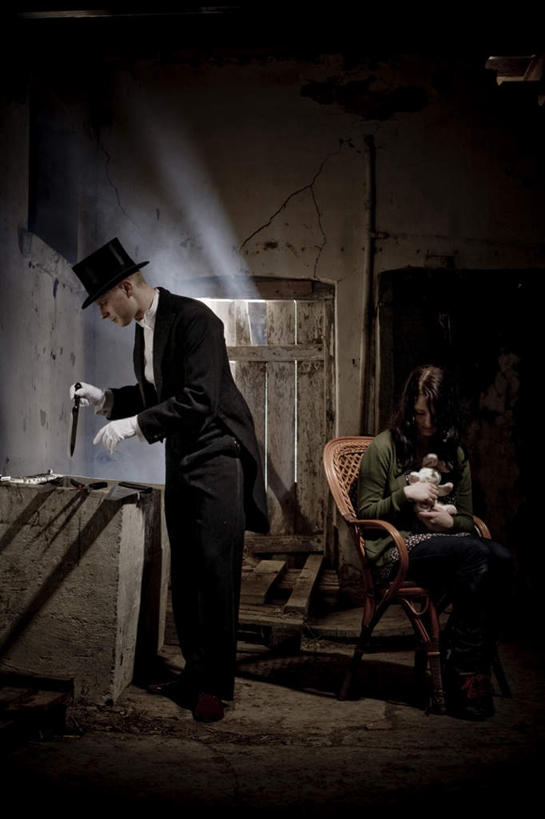 西方人,两个人,伙伴,朋友,站,坐,竖图,室内,白天,正面,西装,友谊,实验,研发,帽子,椅子,欧洲,欧洲人,阴影,套装,正装,研究,反射,科学,影子,木椅,墙,职业装,礼帽,墙壁,墙面,站着,科研,恐怖,化验,巫师,检验,可怕,可骇,恐惧,友情,男人,男性,年轻女性,女人,女性,中年男性,白种人,站立,坐着,彩图,全身