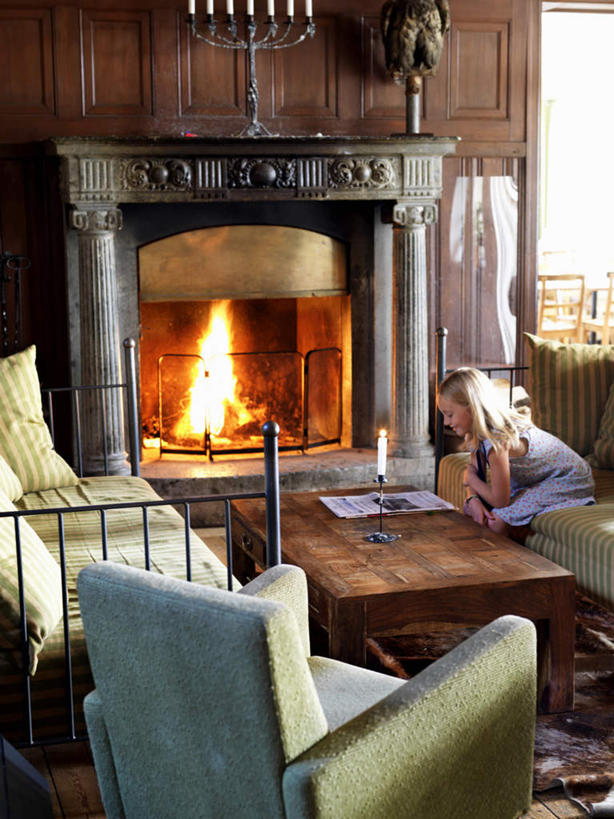 西方人,儿童,一个人,客厅,栏杆,坐,竖图,室内,白天,侧面,阅读,纯洁,热情,壁炉,沙发,桌面,桌子,报纸,火,欧洲,欧洲人,仅一个女性,仅一个人,学习,阴影,服装,装饰,反射,木制,火焰,影子,墙,围栏,燃烧,注视,休闲装,设备,护栏,墙壁,墙面,小孩,衣服,木制品,观察,看,取暖,仅一个小孩,休闲,休闲服,可爱,童年,童趣,浏览,服饰,观看,华丽,修饰,点缀,察看,生火,起居室,关注,布艺沙发,童真,烂漫,无邪,衬托,美观,雅致,雅观,客堂,天真,女孩,女人,女性,白种人,孩子,坐着,彩图,全身,女生