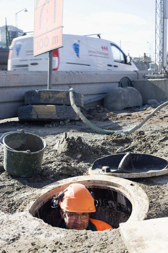 西方人,一个人,建筑工人,竖图,俯视,室外,白天,工作服,制服,汽车,帽子,欧洲,欧洲人,仅一个男性,仅一个人,仅一个中年男性,一辆,阴影,光线,头盔,影子,洞,井盖,面包车,车,工人,白色,阳光,安全帽,建筑工地,交通工具,遮,遮掩,洞穴,掩盖,遮挡,载具,遮盖,穴,掩饰,地盘,建筑地盘,施工地盘,工作制服,男人,男性,中年男性,白种人,建筑工,半身,彩图,高角度拍摄,工作套服,工地