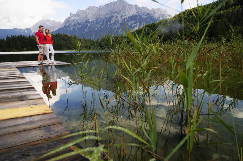 西方人,两个人,站,横图,室外,白天,正面,运动鞋,爱情,旅游,度假,草地,草坪,湖,湖泊,美景,山,山脉,水,植物,鞋子,德国,欧洲,欧洲人,指,阴影,波纹,服装,光线,木板,影子,湖面,景观,山峰,水流,水面,云,云朵,桥,木桥,山峦,浪漫,云彩,注视,休闲装,娱乐,栈桥,草,树,树木,衣服,蓝色,绿色,白云,倒影,蓝天,水纹,天空,阳光,自然,波浪,湖水,群山,天,观察,看,站着,享受,休闲,温暖,温馨,休闲服,景色,恩爱,放松,恋人,服饰,生长,晴朗,成长,观看,人行桥,木板桥,休闲鞋,和睦,察看,倒映,西欧,关注,自然风光,德意志联邦共和国,巴伐利亚,巴伐利亚州,拜恩州,拜恩自由州,反照,米登华德,男人,男性,年轻男性,年轻女性,女人,女性,白种人,情侣,晴空,站立,彩图,全身,伴侣,融洽