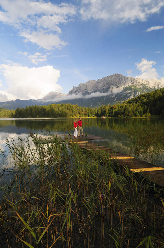 西方人,两个人,站,竖图,室外,白天,侧面,运动鞋,爱情,旅游,度假,草地,草坪,湖,湖泊,美景,山,山脉,水,植物,鞋子,德国,欧洲,欧洲人,指,阴影,波纹,服装,光线,木板,影子,湖面,景观,山峰,水流,水面,云,云朵,桥,木桥,山峦,浪漫,云彩,注视,休闲装,娱乐,栈桥,草,树,树木,衣服,蓝色,绿色,白云,倒影,蓝天,水纹,天空,阳光,自然,波浪,湖水,群山,天,观察,看,站着,享受,休闲,温暖,温馨,休闲服,景色,恩爱,放松,恋人,服饰,生长,晴朗,成长,观看,人行桥,木板桥,休闲鞋,和睦,察看,倒映,西欧,关注,自然风光,德意志联邦共和国,巴伐利亚,巴伐利亚州,拜恩州,拜恩自由州,反照,米登华德,男人,男性,年轻男性,年轻女性,女人,女性,白种人,情侣,晴空,站立,彩图,全身,伴侣,融洽