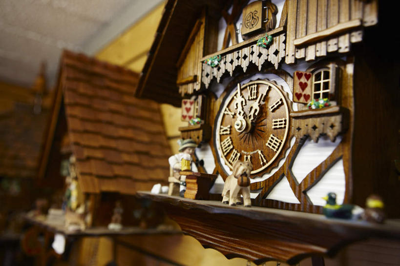 无人,横图,室内,特写,白天,正面,阴影,朦胧,模糊,装饰,时间,光线,木制,时钟,影子,指针,计时,阳光,木制品,钟表,表,华丽,修饰,点缀,衬托,美观,雅致,雅观,布谷鸟钟,咕咕钟,钟,彩图