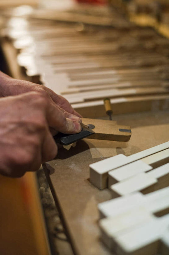 西方人,手,一个人,竖图,室内,特写,白天,侧面,键盘,欧洲,欧洲人,仅一个男性,仅一个人,握,朦胧,模糊,钢琴,乐器,琴键,拿,拿着,仅一个年轻男性,手部,握着,键盘乐器,男人,男性,年轻男性,白种人,半身,彩图