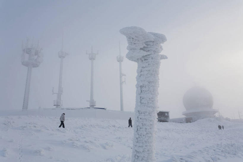西方人,两个人,走,横图,室外,白天,侧面,旅游,度假,美景,山,雪,雪山,雾,大雪,德国,欧洲,欧洲人,服装,朦胧,模糊,冰,积雪,景观,山峰,雪景,冬季,冬天,山峦,痕迹,霜,注视,休闲装,娱乐,衣服,自然,浮冰,观察,看,享受,休闲,休闲服,景色,放松,寒冷,服饰,观看,迷雾,察看,冰冷,西欧,关注,自然风光,德意志联邦共和国,通信塔,严寒,冰凉,酷寒,凛冽,凛凛,极冷,流冰,浮冰块,陈迹,黑森州,男人,男性,年轻男性,年轻女性,女人,女性,白种人,大雾,步行,散步,走路,彩图,全身