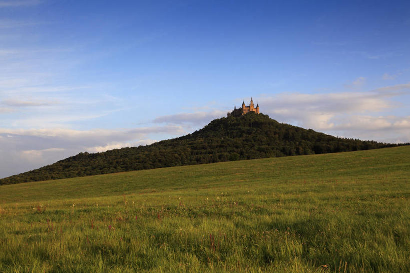 无人,横图,室外,白天,正面,旅游,度假,草地,草坪,山,山脉,植物,标志建筑,地标,建筑,德国,欧洲,阴影,光线,影子,堡垒,城堡,山峰,云,云朵,山峦,云彩,娱乐,建设,草,树,树木,蓝色,绿色,白云,蓝天,天空,阳光,自然,群山,天,享受,休闲,旅游胜地,放松,生长,晴朗,成长,西欧,要塞,德意志联邦共和国,巴登.符腾堡,巴登.符腾堡州,巴符州,设防,巴登巴登,晴空,彩图