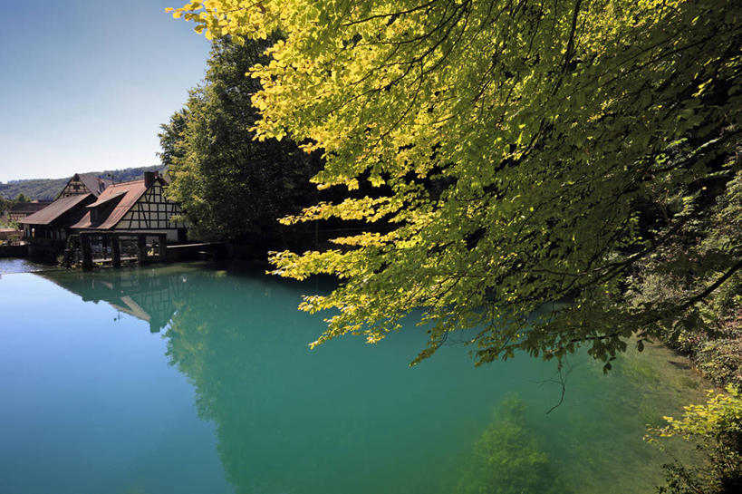 无人,家,横图,室外,白天,正面,旅游,度假,湖,湖泊,美景,水,植物,德国,欧洲,阴影,波纹,光线,影子,房屋,屋子,湖面,景观,水流,水面,涟漪,娱乐,楼房,住宅,树,树木,蓝色,绿色,倒影,蓝天,水纹,天空,阳光,自然,波浪,湖水,天,享受,休闲,景色,放松,生长,晴朗,成长,倒映,西欧,自然风光,万里无云,德意志联邦共和国,水晕,巴登.符腾堡,巴登.符腾堡州,巴符州,反照,巴登巴登,晴空,晴空万里,彩图,房子