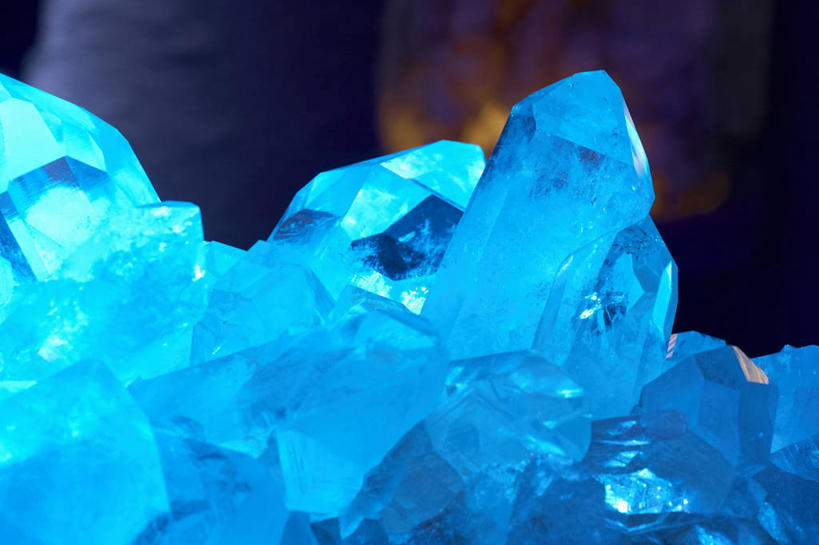 无人,博物馆,横图,室内,特写,白天,正面,旅游,度假,阴影,研究,透明,光线,矿石,影子,光亮,教育,娱乐,蓝色,阳光,晶体,享受,休闲,放松,展览,坚硬,欣赏,陈列,通明,石英,坚固,矿物质,典藏,二氧化硅,彩图