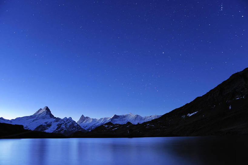 无人,横图,室外,夜晚,正面,旅游,度假,湖,湖泊,美景,山,水,雪,雪山,大雪,瑞士,欧洲,冰,湖面,积雪,景观,山峰,水流,水面,雪景,星星,冬季,冬天,山峦,首都,娱乐,伯尔尼,蓝色,蓝天,天空,自然,湖水,天,享受,休闲,景色,放松,寒冷,恒星,冰冷,自然风光,中欧,首府,严寒,瑞士联邦,冰凉,酷寒,凛冽,凛凛,极冷,伯尔尼州,格林德瓦,彩图