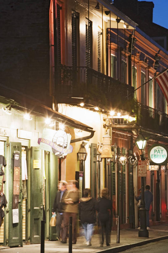 西方人,商店,走,竖图,室外,夜晚,正面,购物,度假,消费,美景,城市风光,超市,城市,道路,路,公路,照明,欧洲,美国,欧洲人,阴影,服装,朦胧,模糊,光线,英文,标志,文字,影子,字符,字母,景观,灯光,交通,许多人,注视,休闲装,娱乐,标识,煤油灯,灯,衣服,灯具,观察,看,一群人,享受,休闲,休闲服,景色,放松,金融,百货,服饰,观看,英文字母,照亮,察看,北美,北美洲,照明设备,关注,美洲,曝光,选购,贸易,百货公司,路易斯安那州,路易斯安那,鹈鹕之州,北亚美利加洲,亚美利加洲,血拼,暴光,男人,男性,年轻男性,年轻女性,女人,女性,白种人,马路,步行,散步,走路,彩图,全身,购物商场,购物中心,商业中心,马灯