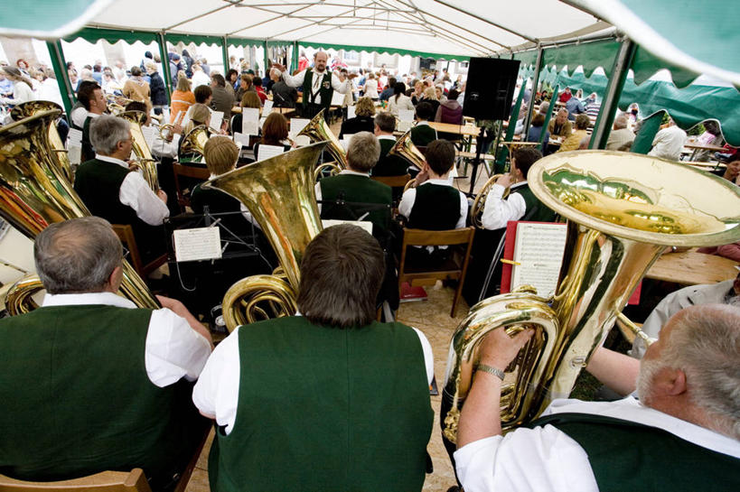 西方人,手,伙伴,朋友,站,坐,说,横图,室外,白天,度假,讨论,友谊,合作,团队,美景,餐桌,桌子,城市风光,城市,书籍,椅子,德国,欧洲,欧洲人,一排,握,阴影,服装,庆祝,整齐,光线,影子,木椅,屋顶,景观,长号,乐谱,乐器,铜管乐器,五线谱,许多人,音乐,拿,顶棚,拿着,注视,休闲装,娱乐,架子,排列,背面,衣服,阳光,吹,吹号,观察,看,站着,一群人,享受,休闲,手部,休闲服,金色,景色,放松,战略,握着,服饰,餐台,观看,庆贺,察看,挥动,挥舞,富贵,节拍,西欧,队列,关注,祝贺,铜管,音符,忠诚,德意志联邦共和国,符头,符干,符尾,乐章,联合,合谋,富丽,名誉,荣华,乐团,莱茵兰.普法尔茨州,交流,配合,协作,男人,男性,中年男性,白种人,沟通,讲话,交谈,商讨,说话,谈话,站立,坐着,半身,彩图