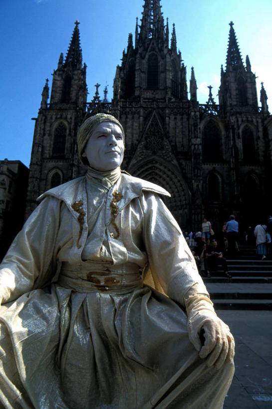 西方人,教堂,坐,走,竖图,室外,白天,正面,旅游,度假,楼梯,标志建筑,道路,地标,建筑,路,公路,西班牙,欧洲,巴塞罗那,欧洲人,行人,游客,游人,阴影,服装,节日,光线,影子,阶梯,交通,许多人,注视,休闲装,文化,娱乐,建设,路人,旅客,台阶,衣服,蓝色,蓝天,天空,阳光,天,观察,看,祈祷,一群人,享受,休闲,健康,休闲服,旅游胜地,放松,许愿,宗教,服饰,信仰,晴朗,观看,纪念,祈求,察看,关注,南欧,伪装,信念,万里无云,首府,加泰罗尼亚,西班牙王国,假装,哑剧,过客,平安,男人,男性,年轻男性,年轻女性,女人,女性,白种人,晴空,晴空万里,马路,步行,散步,走路,坐着,半身,彩图,大教堂,礼拜堂