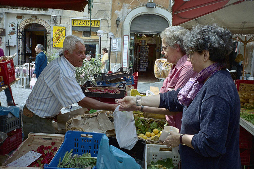 三个人,商店,站,说,横图,室外,白天,侧面,购物,讨论,消费,意大利,欧洲,服装,休闲装,衣服,站着,休闲,休闲服,金融,百货,服饰,拉齐奥,南欧,选购,贸易,意大利共和国,血拼,拉齐奥大区,交流,老年男性,老年女性,男人,男性,女人,女性,沟通,讲话,交谈,商讨,说话,谈话,站立,半身,彩图,店铺,杂货店,杂货铺