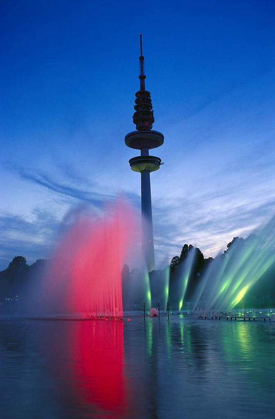 无人,高楼大厦,竖图,室外,白天,正面,度假,美景,水,植物,城市风光,标志建筑,城市,大厦,地标,建筑,摩天大楼,喷泉,德国,欧洲,阴影,光线,液体,影子,景观,水滴,云,云朵,灯光,首都,云彩,文化,娱乐,建设,柏林,树,树木,蓝色,绿色,白云,蓝天,天空,自然,天,品味,享受,休闲,景色,放松,生长,成长,西欧,自然风光,水景,德意志联邦共和国,通信塔,美观,柏林州,设计,彩图,大楼,高层建筑,高楼,摩天楼