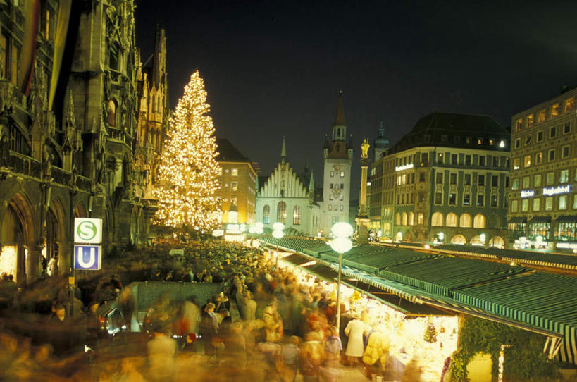 西方人,站,横图,室外,夜晚,正面,度假,美景,植物,城市风光,城市,车站,德国,欧洲,圣诞节,欧洲人,节日,庆祝,景观,冬季,冬天,圣诞树,市场,站台,许多人,文化,娱乐,货摊,月台,慕尼黑,树,树木,绿色,站着,一群人,庆典,享受,休闲,景色,放松,生长,成长,纪念,西欧,德意志联邦共和国,首府,巴伐利亚,巴伐利亚州,拜恩州,拜恩自由州,玛利亚广场,慕尼黑新市政厅,男人,男性,年轻男性,年轻女性,女人,女性,白种人,站立,彩图,全身