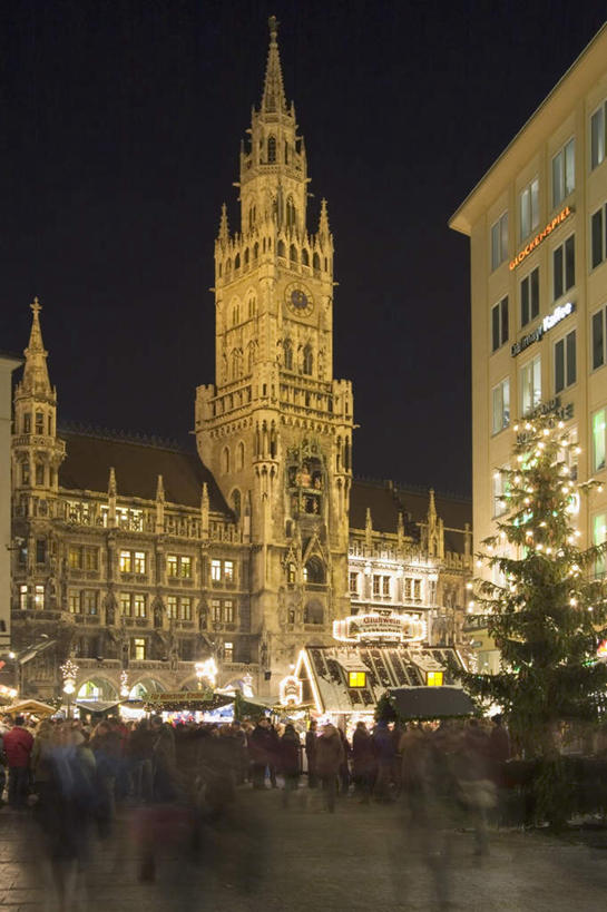 西方人,站,竖图,室外,夜晚,正面,旅游,度假,标志建筑,地标,建筑,德国,欧洲,圣诞节,欧洲人,节日,庆祝,光线,灯光,许多人,文化,娱乐,建设,慕尼黑,蓝色,蓝天,天空,天,站着,一群人,庆典,享受,休闲,旅游胜地,放松,纪念,西欧,德意志联邦共和国,首府,巴伐利亚,巴伐利亚州,拜恩州,拜恩自由州,玛利亚广场,慕尼黑新市政厅,男人,男性,年轻男性,年轻女性,女人,女性,白种人,站立,彩图,全身