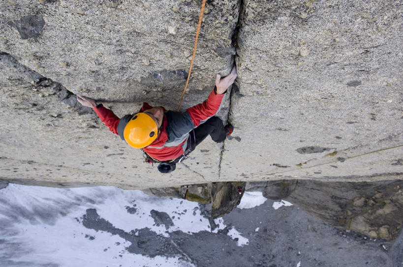 西方人,一个人,攀登,横图,俯视,室外,白天,锻炼,旅游,度假,探险,安全,运动,攀岩,石头,美景,山,山脉,帽子,欧洲,加拿大,欧洲人,仅一个男性,仅一个人,仅一个中年男性,服装,石子,头盔,景观,山峰,带子,防护,山峦,注视,休闲装,娱乐,极限运动,衣服,自然,安全带,安全帽,绳子,群山,观察,看,享受,休闲,休闲服,抓,爬,景色,放松,服饰,观看,保护,绳索,察看,抓着,北美,北美洲,夸耀,关注,自然风光,室外运动,美洲,保险,户外运动,安全绳,北亚美利加洲,亚美利加洲,保全,周全,安稳,安定,炫耀,冒险,平安,体育,男人,男性,中年男性,白种人,石块,岩石,登山,攀爬,彩图,高角度拍摄,全身,健身