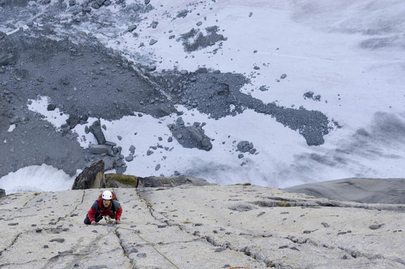 西方人,一个人,攀登,横图,俯视,室外,白天,锻炼,旅游,度假,探险,安全,运动,攀岩,石头,美景,山,山脉,雪,大雪,帽子,欧洲,加拿大,欧洲人,仅一个男性,仅一个人,仅一个中年男性,服装,石子,头盔,积雪,景观,山峰,雪景,冬季,冬天,带子,防护,山峦,注视,休闲装,娱乐,极限运动,衣服,自然,安全带,安全帽,绳子,群山,观察,看,享受,休闲,休闲服,抓,爬,景色,放松,寒冷,服饰,观看,保护,绳索,察看,抓着,北美,北美洲,夸耀,关注,自然风光,室外运动,美洲,保险,户外运动,安全绳,北亚美利加洲,亚美利加洲,保全,周全,安稳,安定,严寒,炫耀,冒险,平安,体育,男人,男性,中年男性,白种人,石块,岩石,登山,攀爬,彩图,高角度拍摄,全身,健身
