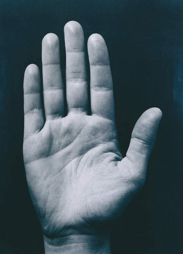 西方人,手,一个人,竖图,俯视,黑白,室内,特写,白天,欧洲,欧洲人,仅一个男性,仅一个人,阴影,黑色背景,光线,影子,灯光,仅一个年轻男性,手部,摄影,影棚,伸出,男人,男性,年轻男性,白种人,半身,高角度拍摄,影棚拍摄,拍摄