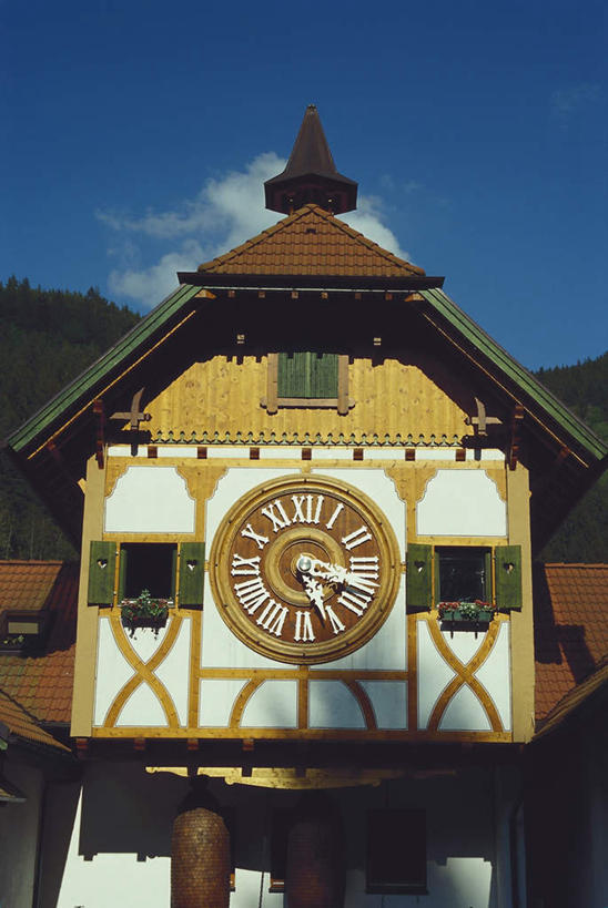 无人,竖图,室外,特写,白天,正面,度假,美景,山,山脉,树林,植物,城市风光,城市,德国,欧洲,时间,时钟,景观,山峰,云,云朵,山峦,计时,云彩,娱乐,树,树木,蓝色,绿色,白云,蓝天,天空,自然,钟表,群山,天,享受,休闲,表,景色,放松,生长,晴朗,成长,西欧,德意志联邦共和国,巴登.符腾堡,巴登.符腾堡州,巴符州,布谷鸟钟,钟,晴空,彩图