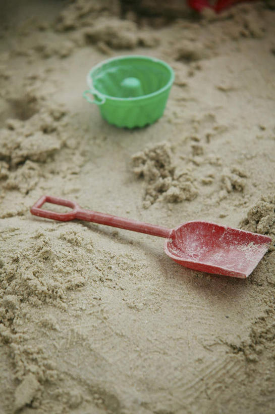 无人,竖图,俯视,室外,白天,游戏,静物,玩具,阴影,光线,铲子,盆子,沙子,影子,玩,娱乐,沙坑,两个,红色,绿色,阳光,休闲,益智,活动,发泄,消遣,智力,宣泄,玩耍,嬉戏,彩图,高角度拍摄
