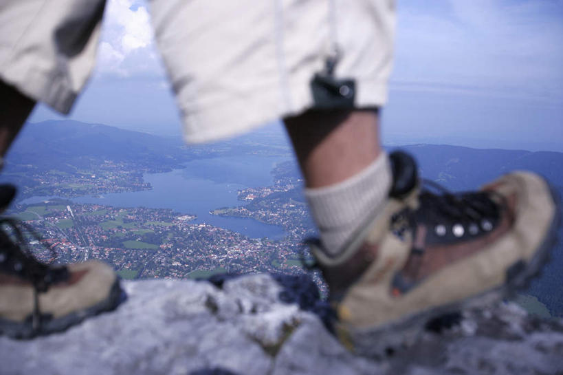 西方人,一个人,家,走,横图,俯视,室外,白天,运动鞋,草地,草坪,山,山脉,植物,鞋子,欧洲,欧洲人,仅一个男性,仅一个人,仅一个中年男性,阴影,裤子,光线,影子,房屋,屋子,山峰,云,云朵,山峦,云彩,楼房,住宅,草,树,树木,蓝色,绿色,白云,蓝天,天空,阳光,自然,群山,天,生长,晴朗,成长,休闲鞋,夸耀,炫耀,男人,男性,中年男性,白种人,晴空,步行,散步,走路,半身,彩图,高角度拍摄,房子