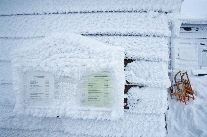 无人,家,横图,室外,特写,白天,正面,旅游,度假,美景,雪,大雪,阴影,光线,标牌,影子,房屋,屋子,积雪,景观,雪景,冬季,冬天,娱乐,楼房,住宅,车,阳光,自然,交通工具,享受,休闲,景色,放松,寒冷,雪橇,自然风光,载具,雪橇车,严寒,彩图,房子