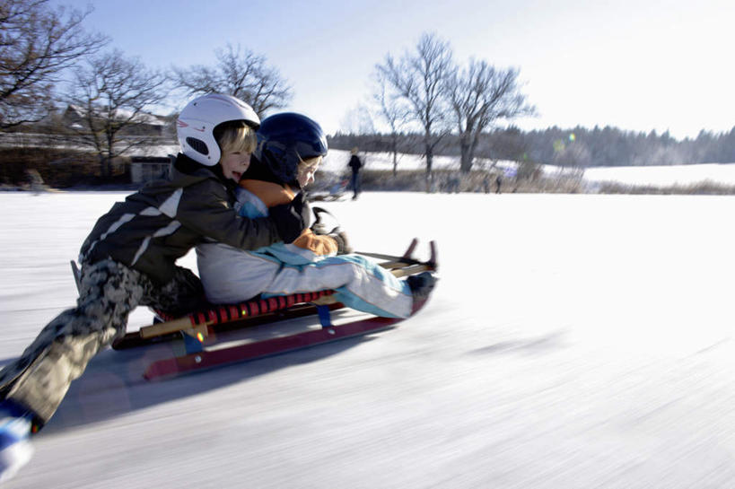 儿童,两个人,坐,抱,横图,室外,白天,侧面,运动服,度假,纯洁,美景,山,山脉,雪,植物,大雪,城市风光,城市,帽子,德国,欧洲,滑,服装,滑雪,头盔,积雪,景观,山峰,雪景,冬季,冬天,山峦,娱乐,运动器械,树,树木,小孩,衣服,绿色,自然,安全帽,群山,享受,休闲,健身器械,景色,放松,寒冷,可爱,童年,童趣,服饰,生长,成长,抱着,滑雪鞋,搂着,衣着,西欧,穿着,健身器材,滑雪装备,滑雪车,童真,烂漫,无邪,德意志联邦共和国,严寒,巴伐利亚,巴伐利亚州,拜恩州,拜恩自由州,衣饰,天真,男孩,男人,男性,女孩,女人,女性,怀抱,搂,搂抱,相抱,拥抱,坐着,彩图,全身,运动器材,男生,女生,运动装