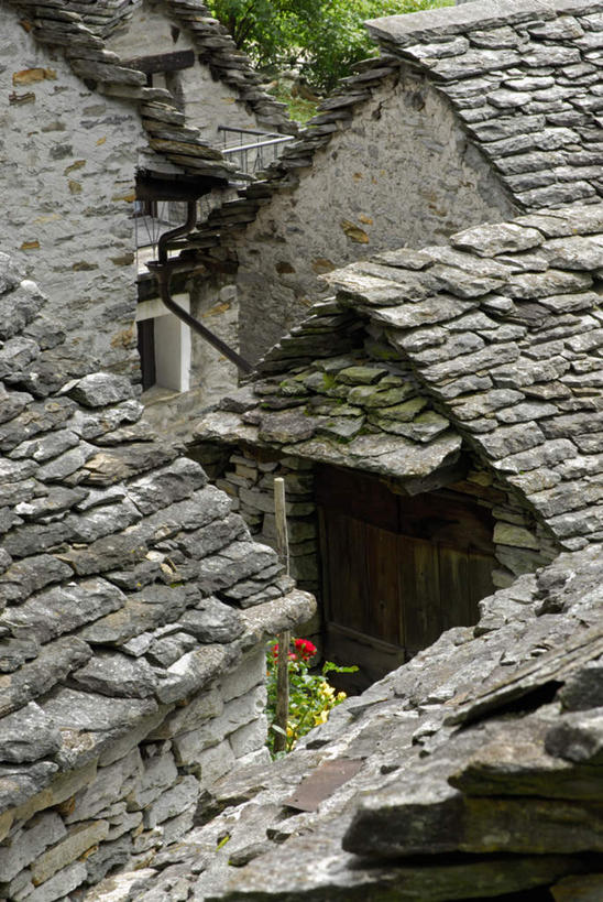 无人,家,竖图,俯视,室外,白天,旅游,度假,兴奋,热情,美景,植物,门,瑞士,欧洲,阴影,盛开,光线,影子,房屋,墙,屋顶,屋子,景观,开放,花蕾,顶棚,娱乐,楼房,墙壁,墙面,住宅,花,花瓣,花朵,鲜花,树,树木,红色,绿色,阳光,自然,门框,花苞,花蕊,享受,休闲,健康,温暖,景色,奔放,放松,活力,积极,激情,朝气,生长,成长,石砖,暖色,吉祥,生命,自然风光,饱满,中欧,瑞士联邦,革命,热烈,赤色,充实,斗志,喜气,主动,提契诺州,彩图,高角度拍摄,欢乐,房子