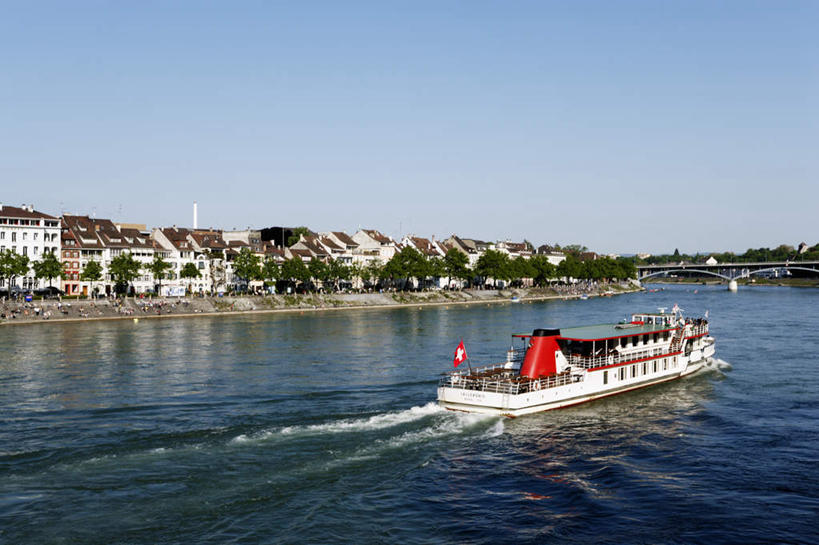 无人,家,横图,俯视,室外,白天,旅游,度假,湖,湖泊,石头,美景,水,植物,船,瑞士,欧洲,阴影,波纹,光线,石子,影子,房屋,墙,屋顶,屋子,湖面,景观,水流,水面,桥,涟漪,顶棚,娱乐,石桥,楼房,游轮,拱桥,墙壁,墙面,住宅,栈桥,游船,树,树木,蓝色,绿色,倒影,蓝天,水纹,天空,阳光,自然,交通工具,波浪,湖水,天,享受,休闲,景色,放松,拱形,生长,晴朗,成长,人行桥,石拱桥,倒映,自然风光,载具,中欧,万里无云,水晕,瑞士联邦,旅游船,反照,巴塞尔城市州,石块,晴空,晴空万里,彩图,高角度拍摄,房子