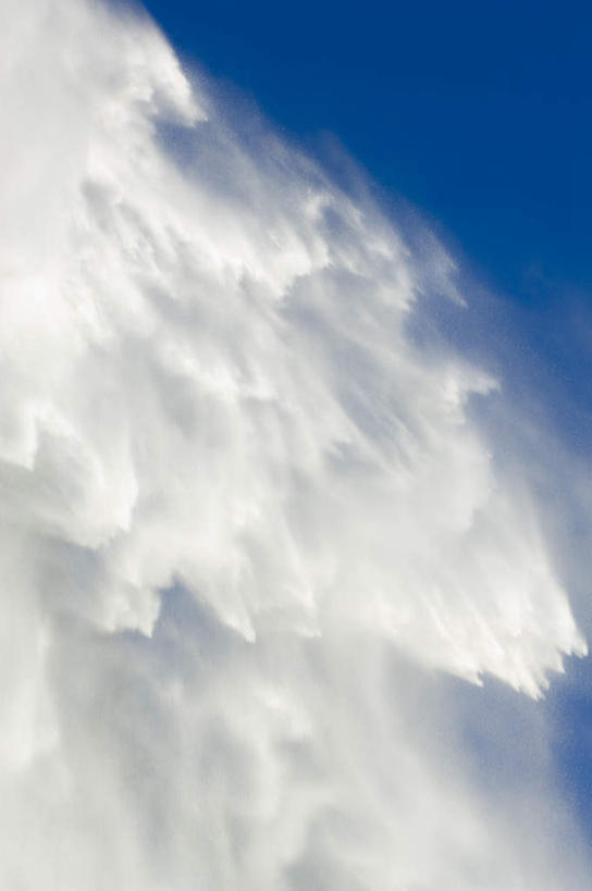 无人,竖图,室外,白天,仰视,旅游,度假,美景,瀑布,水,阴影,飞溅,天然,溅,光线,液体,影子,景观,水滴,娱乐,水珠,蓝色,蓝天,天空,阳光,自然,天,享受,休闲,景色,放松,喷洒,自然风光,跌水,彩图,低角度拍摄