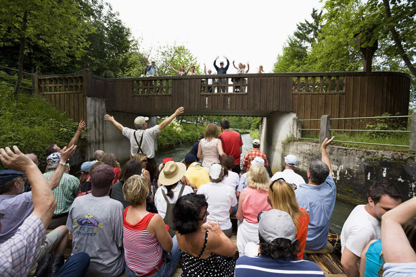 西方人,背部,站,举,横图,室外,白天,正面,旅游,度假,草地,草坪,河流,美景,水,植物,船,德国,欧洲,欧洲人,一艘,一座,阴影,欢呼,光线,木板,影子,河水,景观,水流,云,云朵,桥,木船,木桥,许多人,云彩,娱乐,栈桥,草,树木,蓝色,绿色,白云,倒影,蓝天,天空,阳光,自然,交通工具,天,托,站着,一群人,享受,休闲,景色,放松,生长,成长,人行桥,木板桥,倒映,喝彩,舟,西欧,自然风光,载具,德意志联邦共和国,巴伐利亚,巴伐利亚州,拜恩州,拜恩自由州,反照,男人,男性,女人,女性,中年男性,中年女性,白种人,举起,举手,举着,向上举,向上伸,向上托,站立,半身,彩图,植树