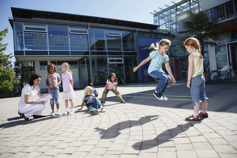 西方人,儿童,家,坐,蹲,跳,横图,室外,白天,正面,游戏,成功,合作,团队,集体,信心,植物,窗户,自行车,玻璃,欧洲,欧洲人,撑,阴影,服装,光线,影子,房屋,墙,屋子,许多人,玩,注视,休闲装,娱乐,队伍,楼房,玻璃窗,墙壁,墙面,住宅,车,脚踏车,玻璃制品,树,树木,小孩,衣服,蓝色,绿色,蓝天,天空,阳光,自然,交通工具,天,观察,看,一群人,休闲,休闲服,服饰,生长,晴朗,成长,观看,活动,五颜六色,察看,撑着,成就,发泄,关注,消遣,智力,载具,五彩缤纷,合伙,万里无云,宣泄,跳橡皮筋,男孩,男人,男性,年轻女性,女孩,女人,女性,白种人,晴空,晴空万里,蹲着,跳跃,玩耍,嬉戏,坐着,彩图,全身,房子,橡皮筋,跳橡筋绳,男生,女生,师生