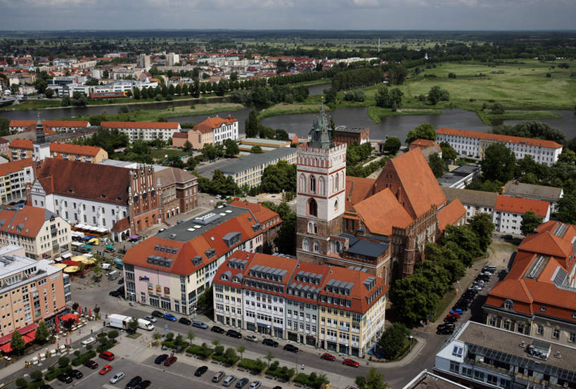西方人,伙伴,朋友,家,教堂,走,横图,全景,俯视,室外,白天,旅游,度假,友谊,河流,水,天际线,植物,道路,建筑,路,公路,汽车,德国,欧洲,欧洲人,阴影,服装,节日,光线,影子,房屋,墙,屋顶,屋子,河水,水流,建筑群,交通,许多人,文化,娱乐,建设,楼房,墙壁,墙面,住宅,车,树,树木,衣服,绿色,天空,阳光,自然,交通工具,轿车,天,祈祷,一群人,享受,休闲,健康,放松,许愿,宗教,服饰,信仰,生长,成长,纪念,祈求,风格,衣着,西欧,穿着,载具,信念,哥特风格,德意志联邦共和国,衣饰,勃兰登堡,勃兰登堡州,平安,友情,男人,男性,年轻男性,年轻女性,女人,女性,白种人,马路,步行,散步,走路,半身,彩图,高角度拍摄,房子,大教堂,礼拜堂