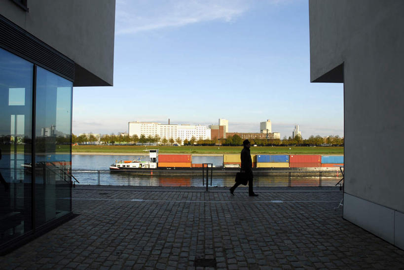 西方人,一个人,家,走,横图,室外,白天,侧面,旅游,度假,草地,草坪,河流,水,植物,窗户,轮船,船,货轮,欧洲,欧洲人,仅一个男性,仅一个人,阴影,光线,影子,房屋,墙,屋子,河水,水流,集装箱,娱乐,货柜,楼房,玻璃窗,墙壁,墙面,住宅,草,树,树木,仅一个年轻男性,蓝色,绿色,蓝天,天空,阳光,自然,箱子,交通工具,天,享受,休闲,身体,放松,运输,生长,成长,载具,物流,男人,男性,年轻男性,白种人,步行,散步,走路,彩图,全身,房子