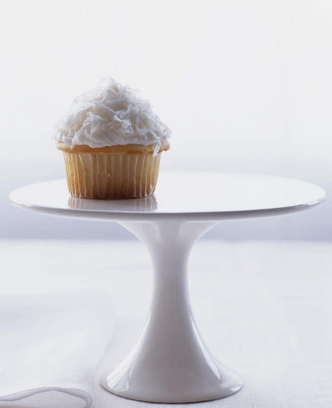 点心,无人,竖图,俯视,室内,特写,白天,下午茶,餐桌,桌子,椰子,水果,阴影,朦胧,模糊,新鲜,光线,影子,生食,食品,甜点,甜品,果实,松饼,食物,糕点,一个,白色,蛋糕架,甜食,奶油,有机食品,绿色食品,单个,餐台,乳制品,大椰,胥余,椰瓢,越王头,激凌,克林姆,淇淋,玛芬蛋糕,彩图,高角度拍摄